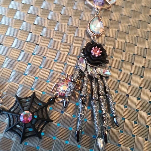 💜 Betsey Johnson Glampire Faux Pearl Skeleton Hand Gothic~Spider🕷~Eye👁~Cat 🐈 - Picture 3 of 6